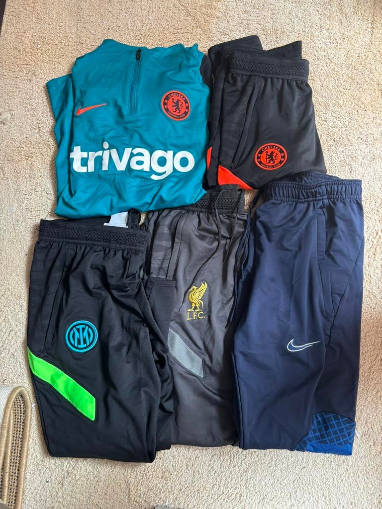 Mooie Chelsea trainingspak + 3 Nike trainingsbroeken!, Ophalen of Verzenden, Zo goed als nieuw, Blauw, Voetbal