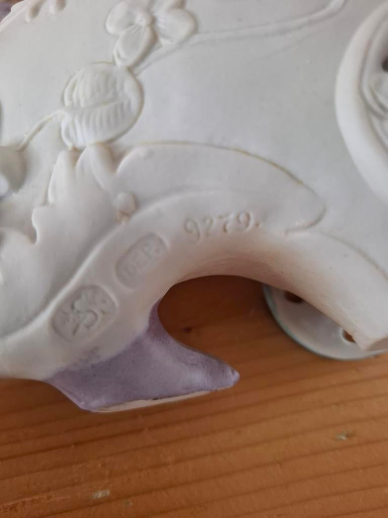 Antieke porseleinen beeldje met putti en mandoline, Antiek en Kunst, Ophalen of Verzenden