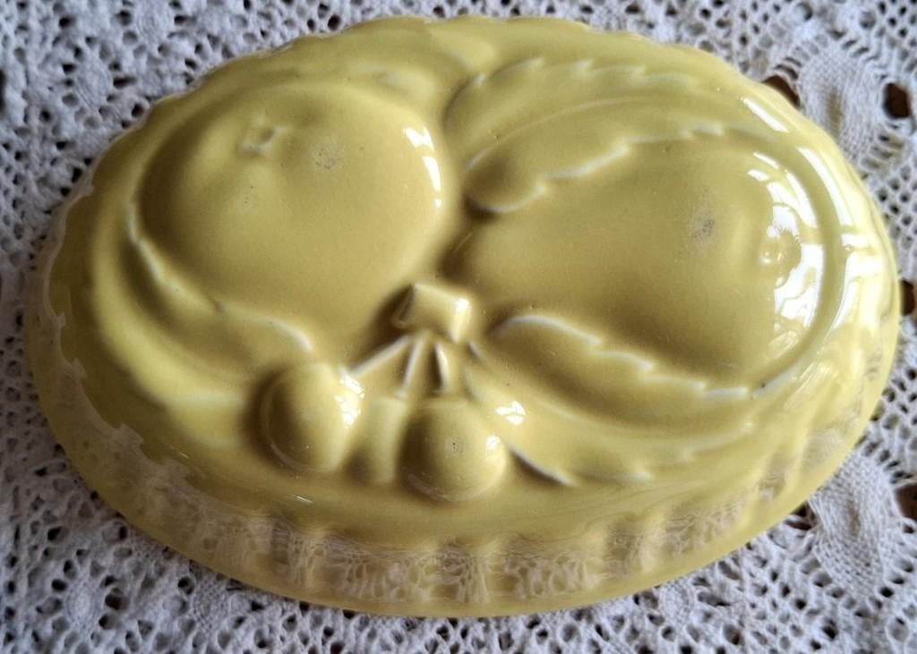 Ovale gele brocante puddingvorm fruit motief, Antiek en Kunst, Antiek | Keramiek en Aardewerk, Ophalen of Verzenden