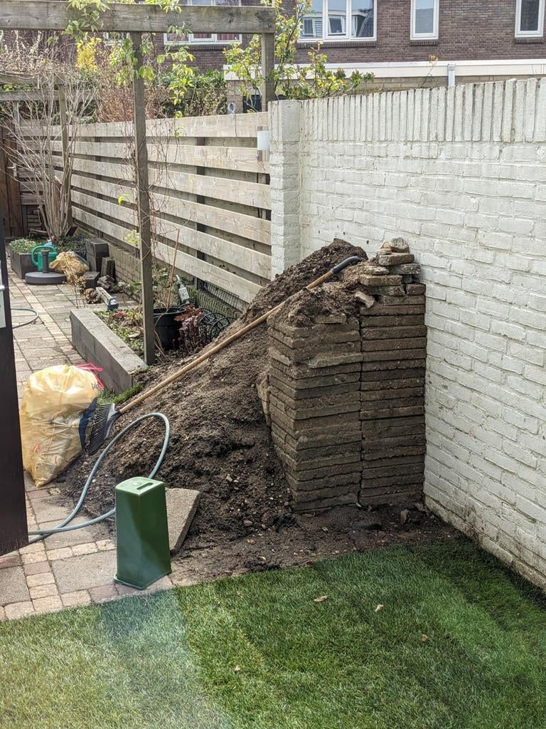 Zand en stenen afvoeren - Spoed gewenst!, Tuin en Terras, Zand, Ophalen of Verzenden, Gebruikt, Overige typen