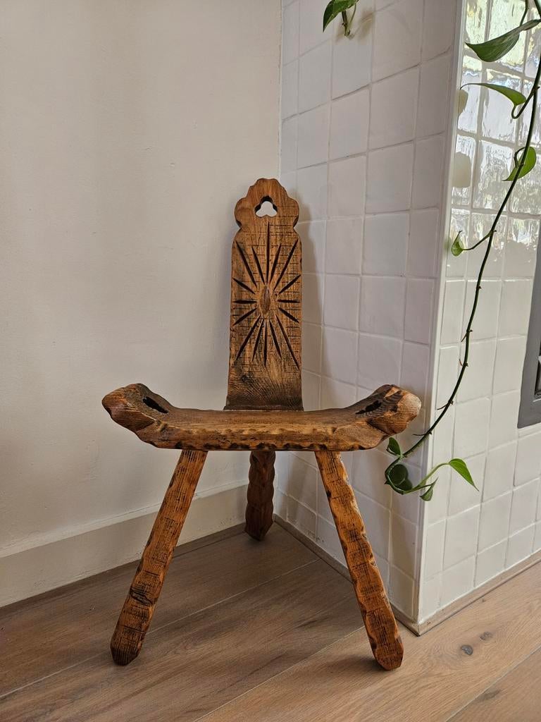 Spaanse houten kruk met bewerkte rugleuning, Ophalen