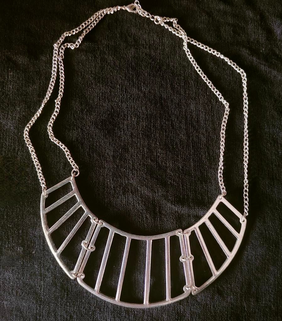 Retro zilverkleurig Cleopatra ketting
Lengte 50 cm, Sieraden, Tassen en Uiterlijk, Kettingen, Ophalen of Verzenden, Zo goed als nieuw