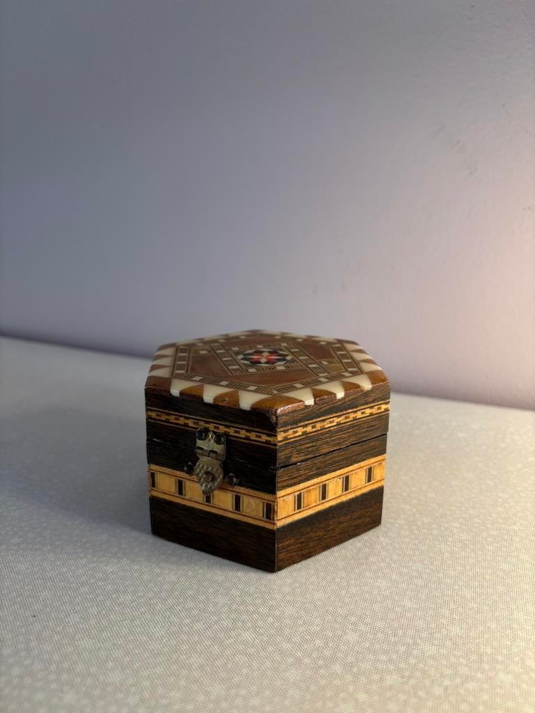 Vintage hexagon mozaïek houten sieraden doosje, *, Gebruikt, Bruin, Verzenden