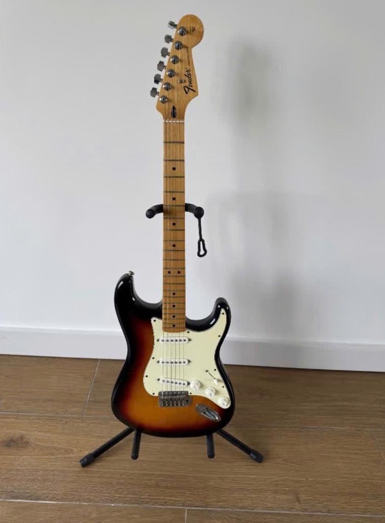 Fender Stratocaster MIM "RUILEN", Muziek en Instrumenten, Ophalen, Zo goed als nieuw, Solid body, Fender