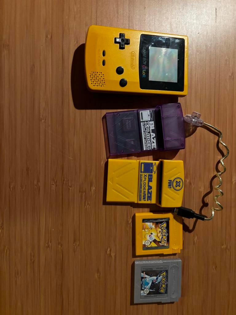 Gameboy Color Bundel: Pokémon Yellow & CAO, Blaze Xploder, Spelcomputers en Games, Games | Nintendo Game Boy, Gebruikt, 1 speler