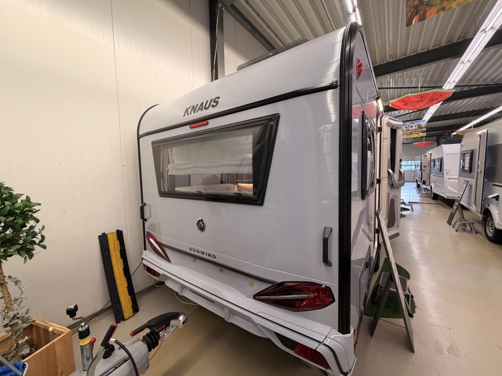 Knaus Sudwind Black Selection 450 FU 1700KG+Vloerverwarming, Rondzit, Overige typen, Bedrijf, Schokbreker