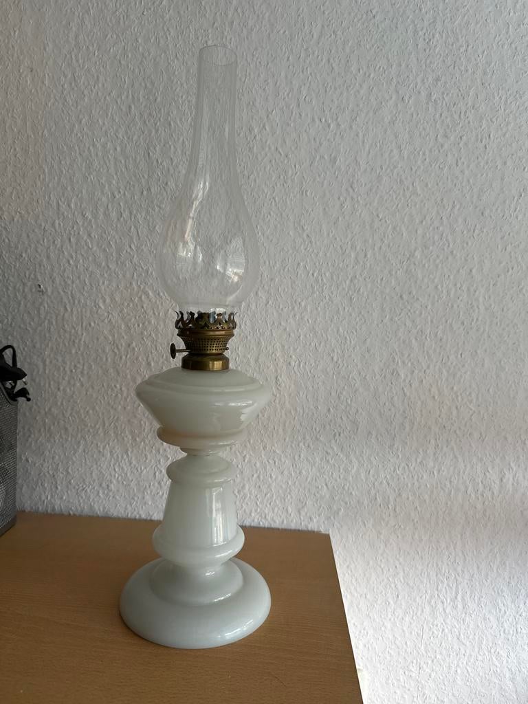 Antieke olielamp van opaalglas, Ophalen of Verzenden