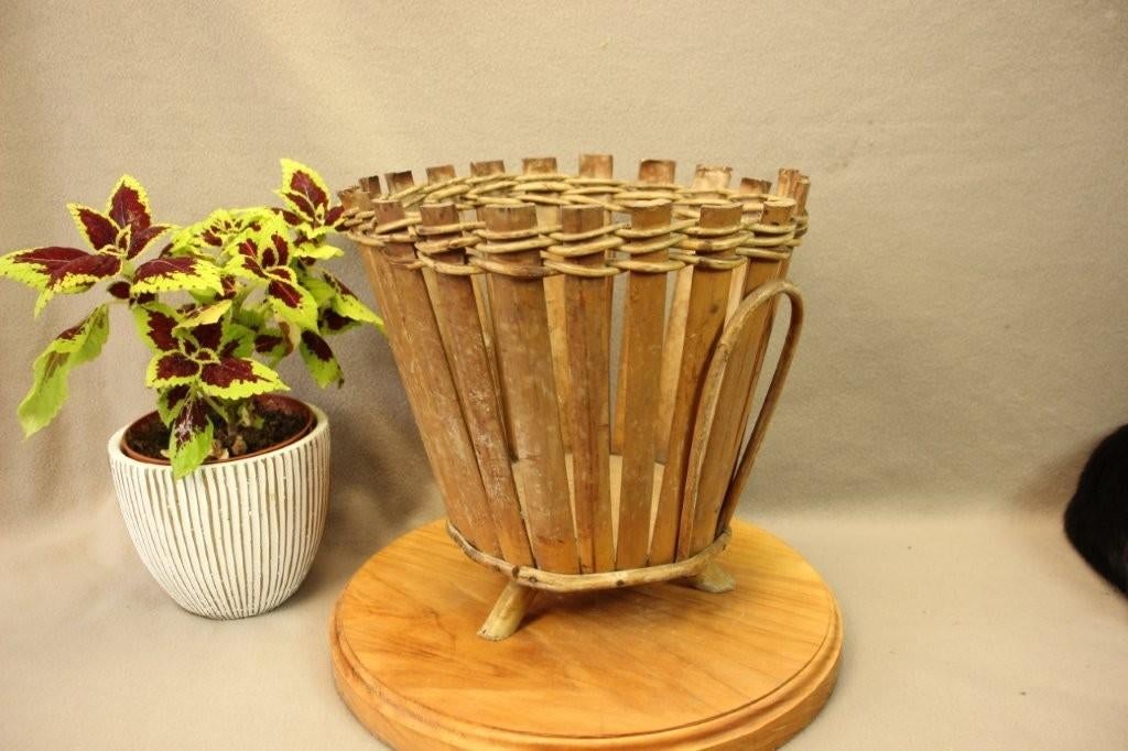 Vintage bamboe bloempot op pootjes, Tuin en Terras, Bloempotten, Overige materialen, Gebruikt, Rond, Binnen