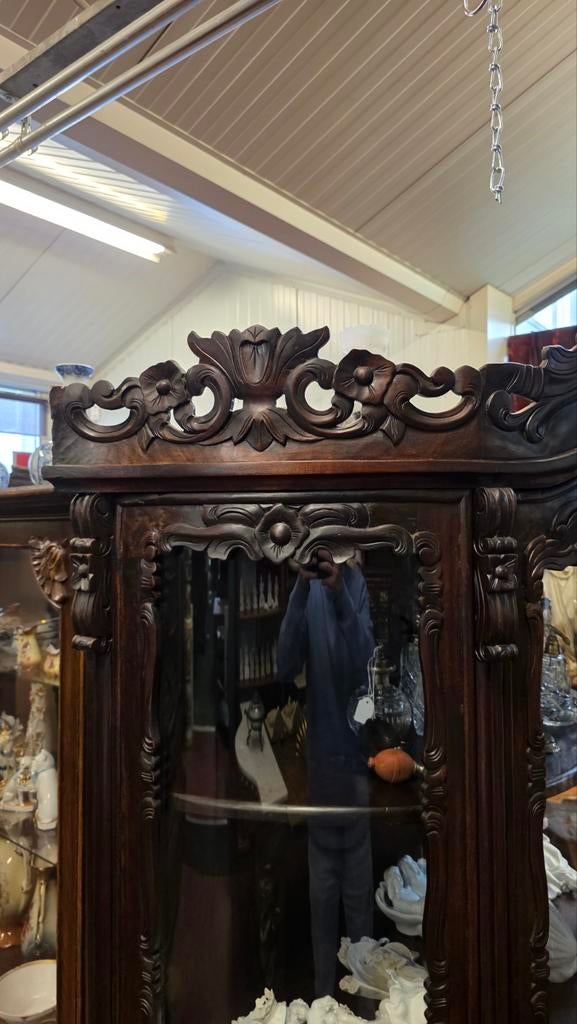 Rijk bewerkte notenhouten vitrinekast met gebogen glas, Antiek en Kunst, Antiek | Meubels | Kasten, Ophalen of Verzenden