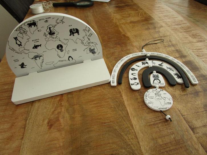 Villa Volance - wandplankje + (wand) mobiel, Kinderen en Baby's, Kinderkamer | Inrichting en Decoratie, Zo goed als nieuw, Wanddecoratie