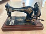 Antieke singer naaimachine met houten kap, Ophalen