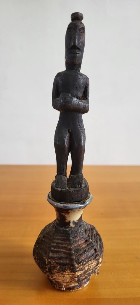 Afrikaans beeldje als dop op een kruikje., Antiek en Kunst, Kunst | Beelden en Houtsnijwerken, Ophalen of Verzenden