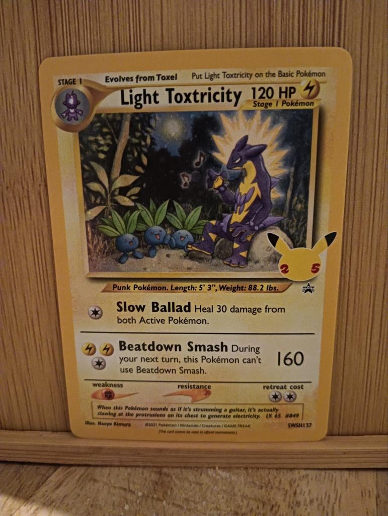 Pokémon Light Toxtricity kaart SWSH137 celabrations, Ophalen of Verzenden, Zo goed als nieuw