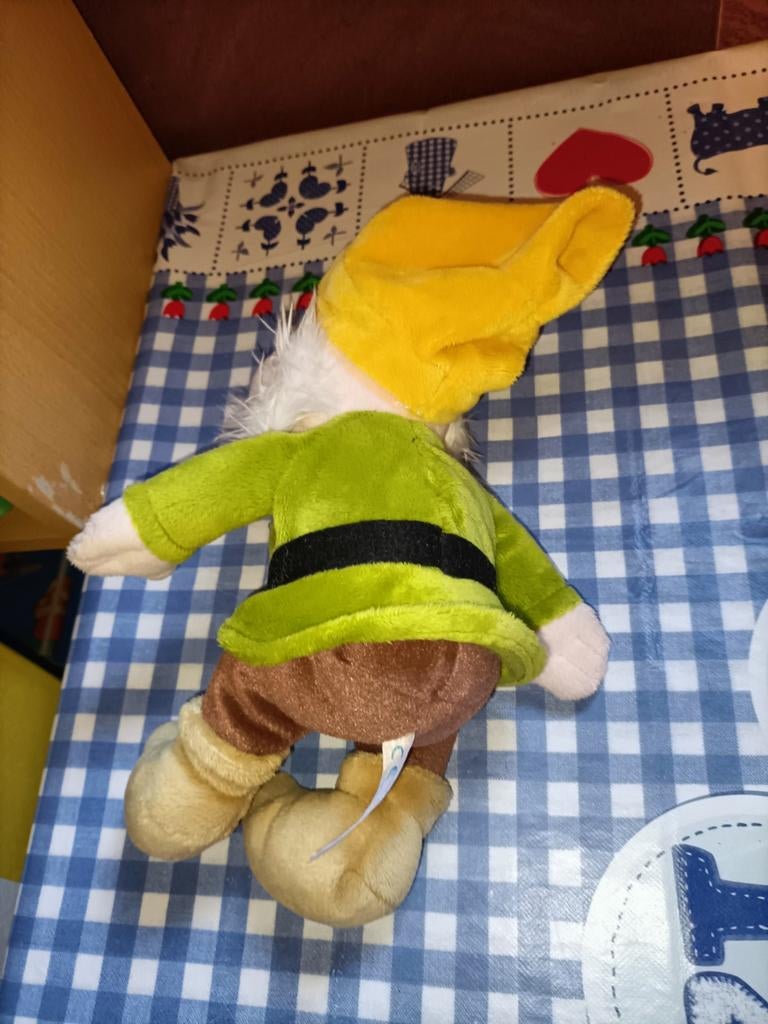 Dwerg Sneezy knuffel van Sneeuwwitje en de 7 dwergen, Ophalen of Verzenden, Zo goed als nieuw, Overige typen