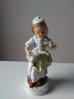 porseleinen beeldje meisje met lammetje, Verzamelen, Beelden en Beeldjes, Ophalen of Verzenden, Zo goed als nieuw, Mens