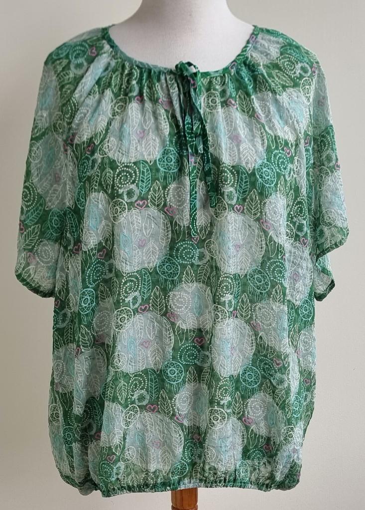 Norah groene blouse met roze hartjes mt. 46, Kleding | Dames, Blouses en Tunieken, Maat 46/48 (XL) of groter, Ophalen of Verzenden