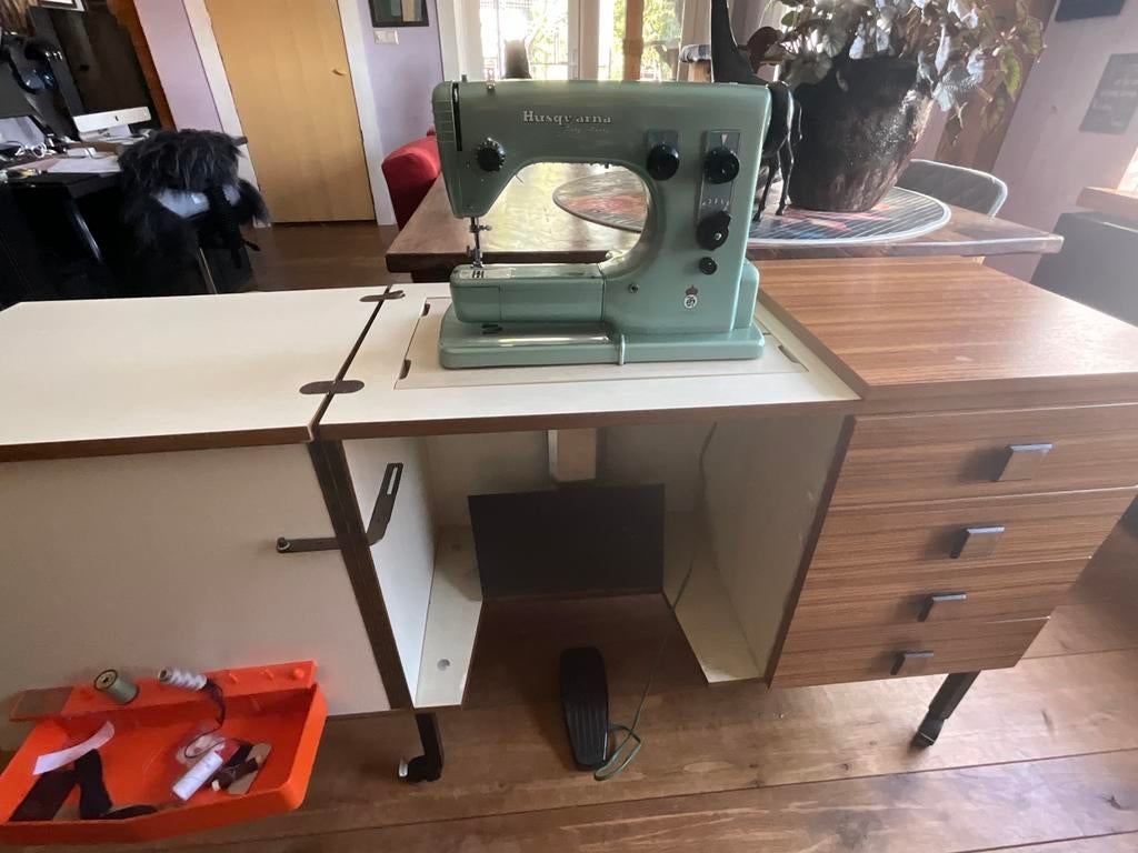 Vintage naaimachinekast met lift en husqvarna zigzag, Hobby en Vrije tijd, Naaimachines en Toebehoren, Ophalen, Gebruikt, Naaimachine