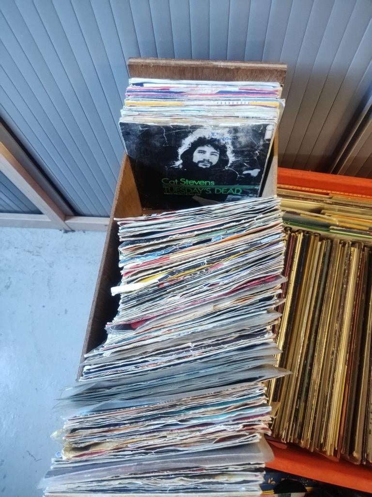 Twee kratten LP's en singles, Ophalen, Zo goed als nieuw, Overige formaten