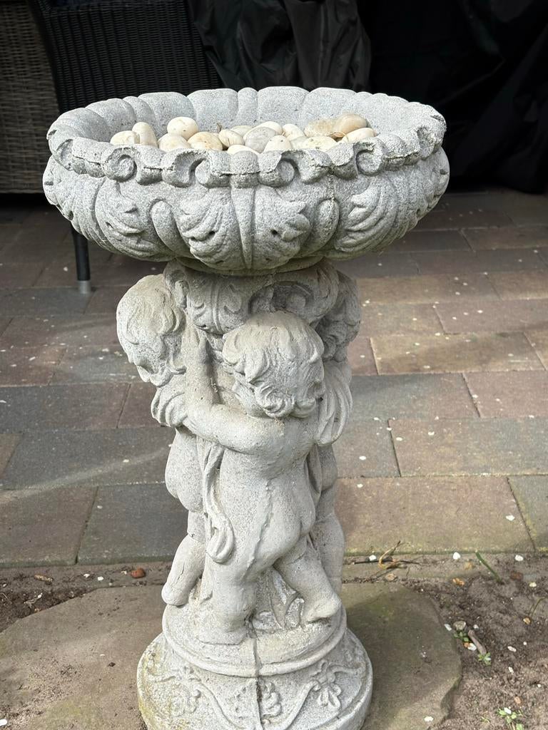 Stenen tuinbeeld met putti - Klassieke decoratie, Ophalen of Verzenden, Gebruikt, Beton, Mensenbeeld
