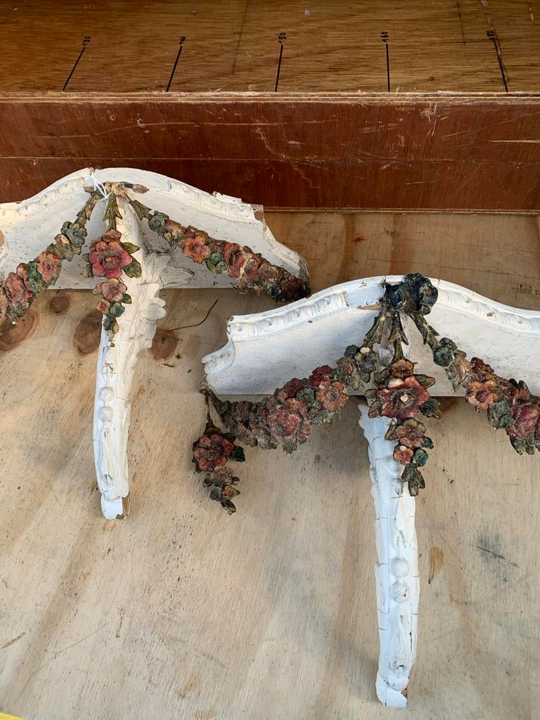 Antieke brocante consoles met bloemenguirlandes, Ophalen of Verzenden