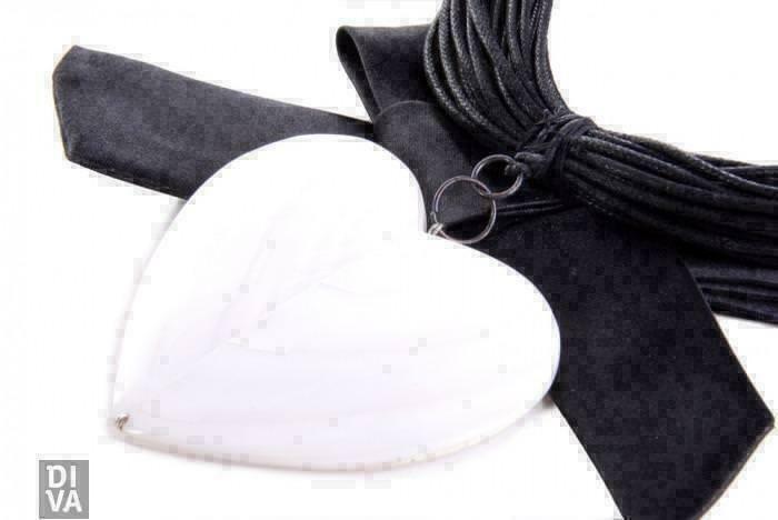 Ketting van Manouk zwart met wit parelmoer hart., Ophalen of Verzenden, Nieuw, Wit