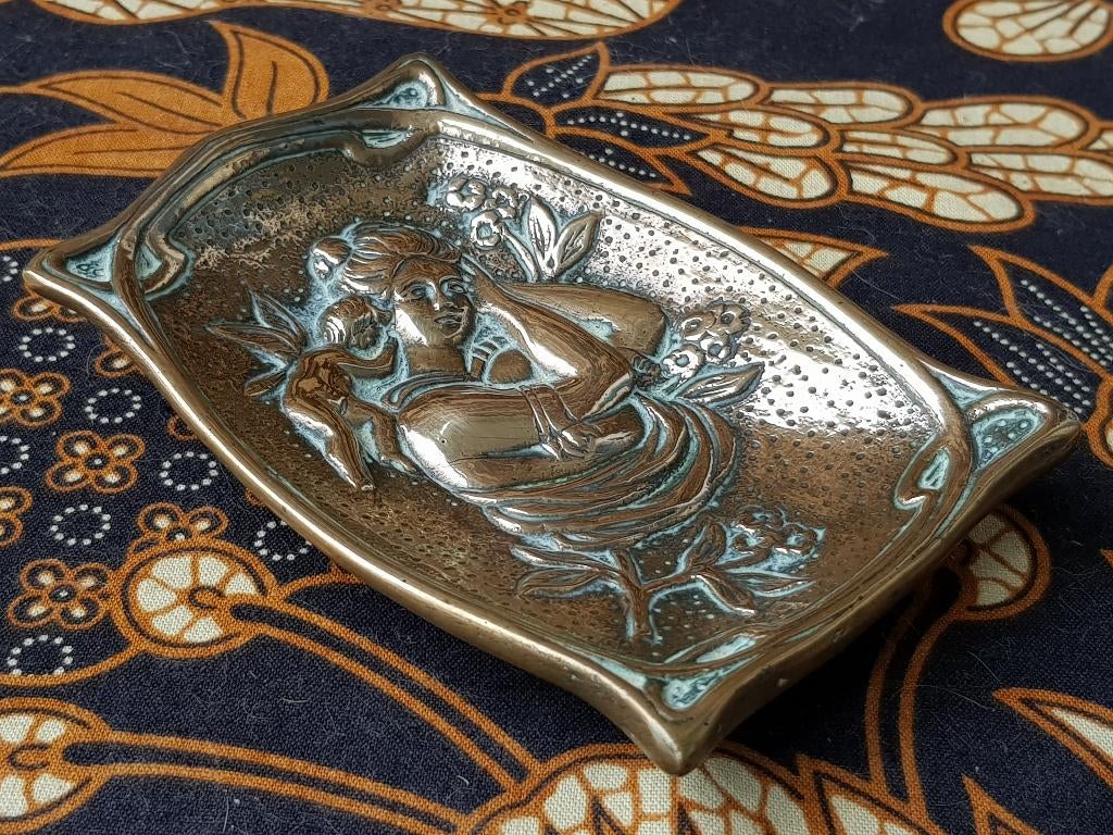 Mooi antiek Engels koper schaaltje met vrouw en putti 1900., Antiek en Kunst, Antiek | Koper en Brons, Ophalen of Verzenden, Koper