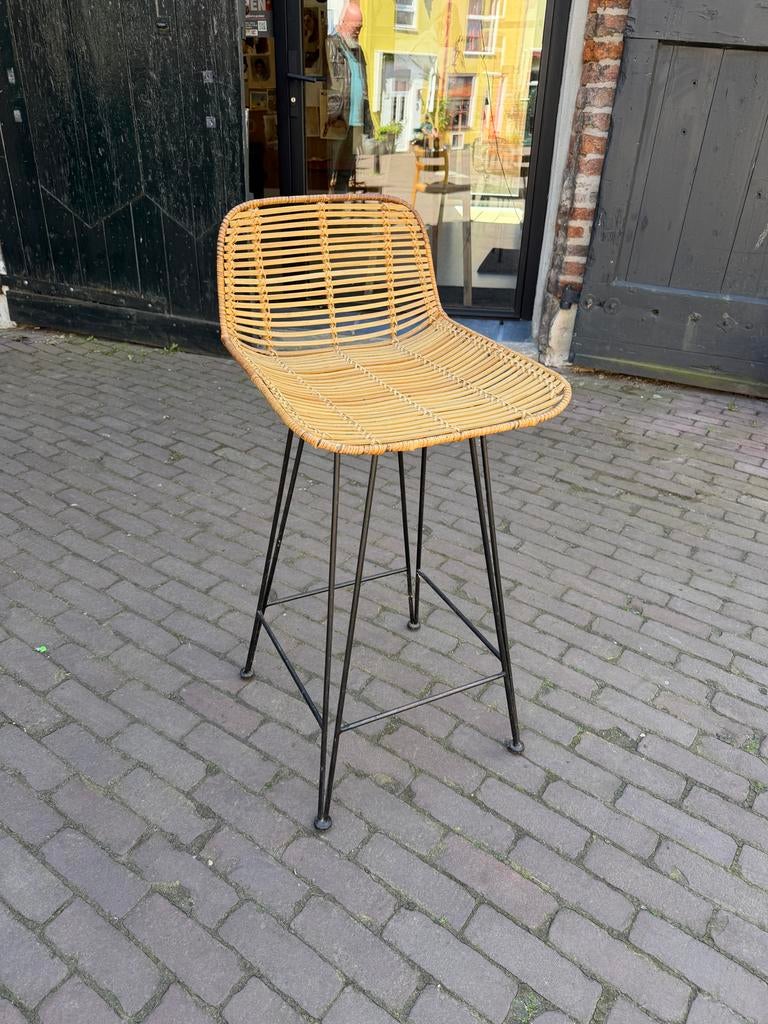 Stijlvolle rotan barkruk met metalen onderstel, Huis en Inrichting, Barkrukken, Ophalen, Gebruikt, Met voetsteun, 60 tot 90 cm