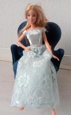 Lichtblauwe lange jurk met kant voor Barbie Mattel, Verzamelen, Poppen, Ophalen of Verzenden, Zo goed als nieuw, Kleertjes