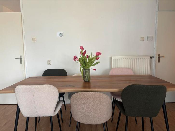 Houten eettafel met bouclé stoelen, Huis en Inrichting, Tafels | Eettafels, Gebruikt, 50 tot 100 cm, 200 cm of meer, Vijf personen of meer