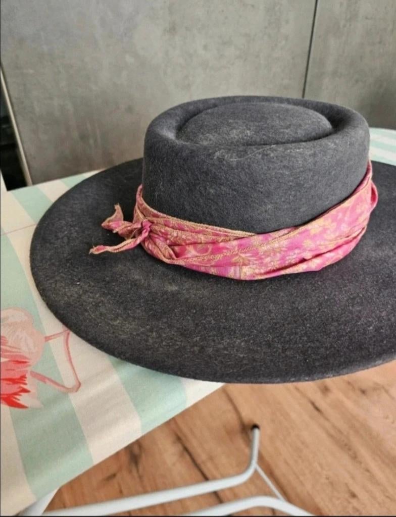 Hoed maat 57, Kleding | Dames, Hoeden en Petten, Ophalen of Verzenden, Zo goed als nieuw