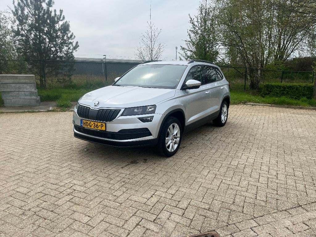 Skoda Karoq 1.5 TSI ACT Greentech 150pk Dsg-7 2018 Grijs, Auto's, Stof, 1498 cc, Zwart, 4 cilinders