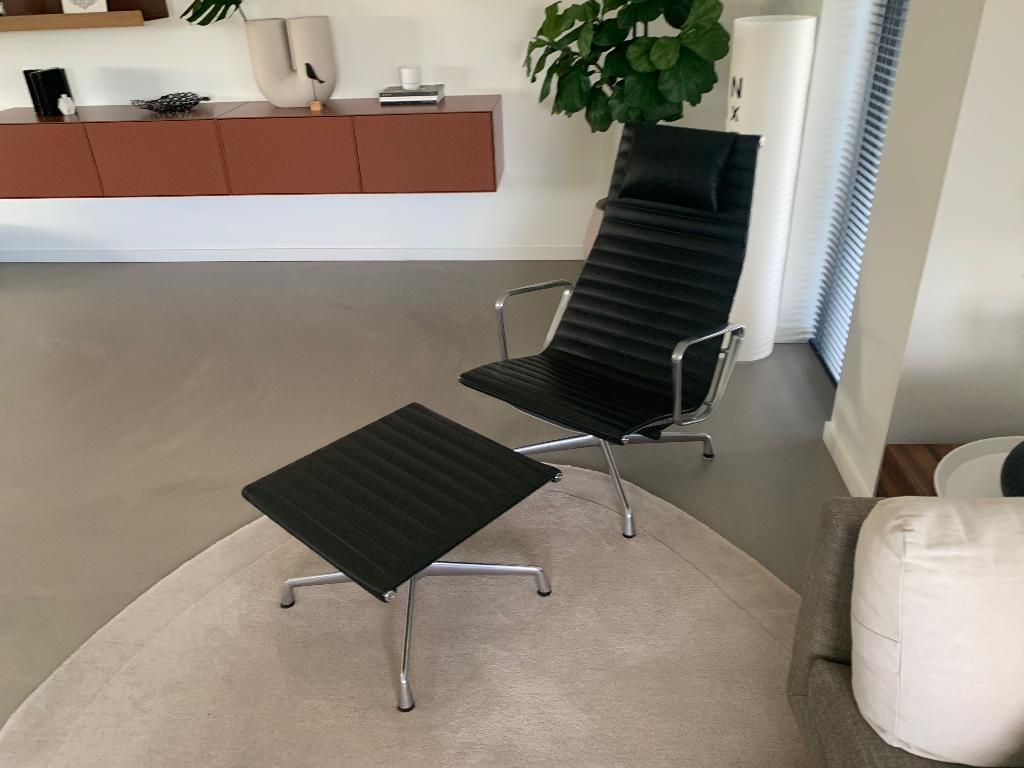 Vitra EA124 EA125 stoel en hocker, Ophalen, Gebruikt, 50 tot 75 cm, Leer