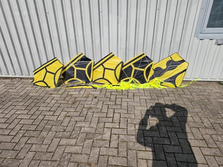 Vliegertreintje 5 stuks met staarten, 65cm breed x 65cm hoog, Sport en Fitness, Vliegeren, Gebruikt, Vlieger, Eenlijns, Ophalen of Verzenden