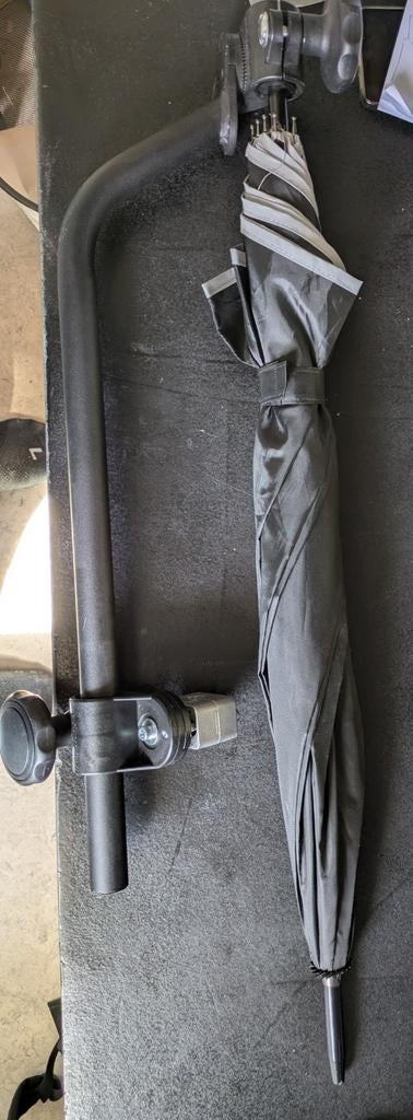 Paraplu met verstelbare bevestiging voor rolstoel/rollator, Ophalen of Verzenden, Zo goed als nieuw, Zwart