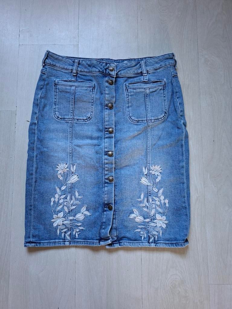 Denim rok met bloemenborduursel - Maat 42, Kleding | Dames, Rokken, Blauw, Maat 42/44 (L), Ophalen of Verzenden, Knielengte