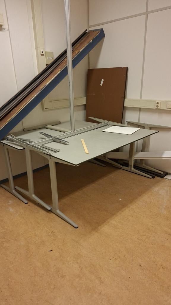 3 bureaus, 2e hands, gratis af te halen in Eindhoven, Huis en Inrichting, Bureaus, Ophalen of Verzenden, Gebruikt, Metaal, Overige typen