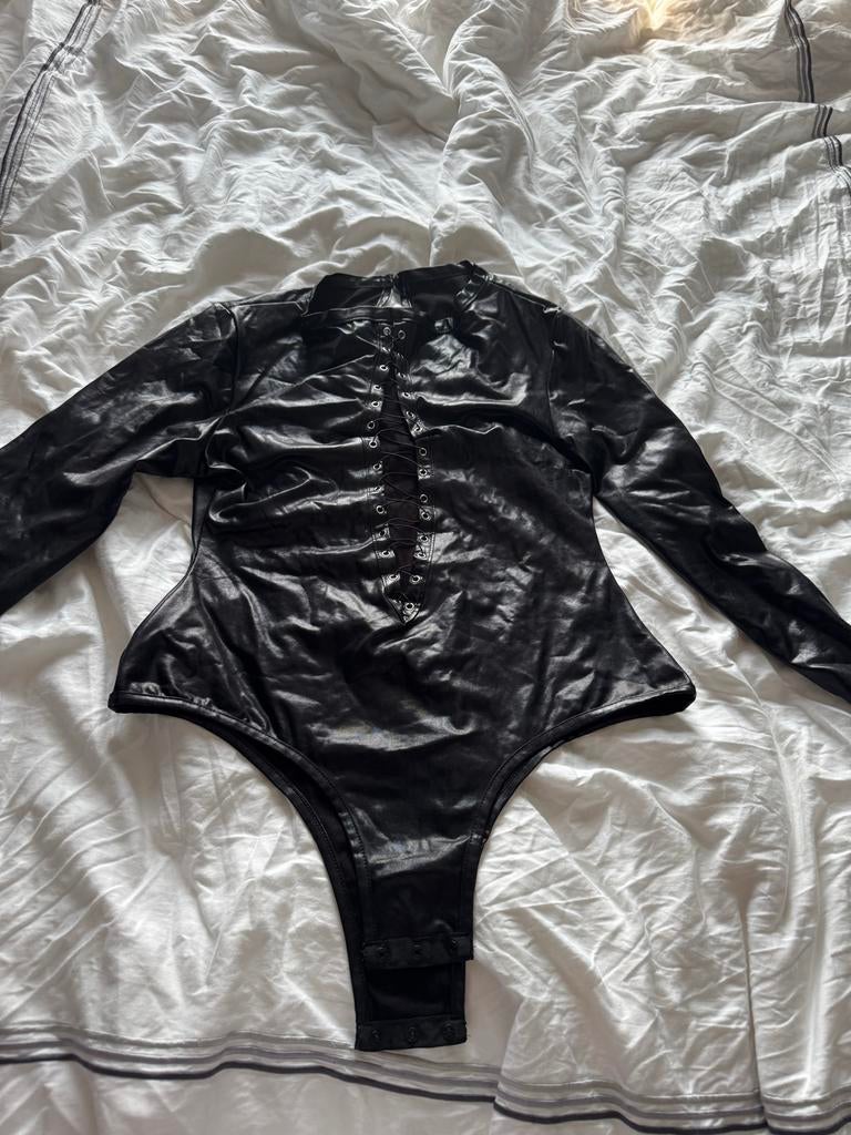 Z.g.a.n. zwarte latexlook body - Pikzwart maat L, Kleding | Dames, Ondergoed en Lingerie, Ophalen of Verzenden, Zwart, Body of Korset