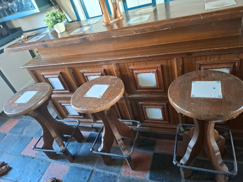 Houten oude bar met 5 krukken, Ophalen, Gebruikt