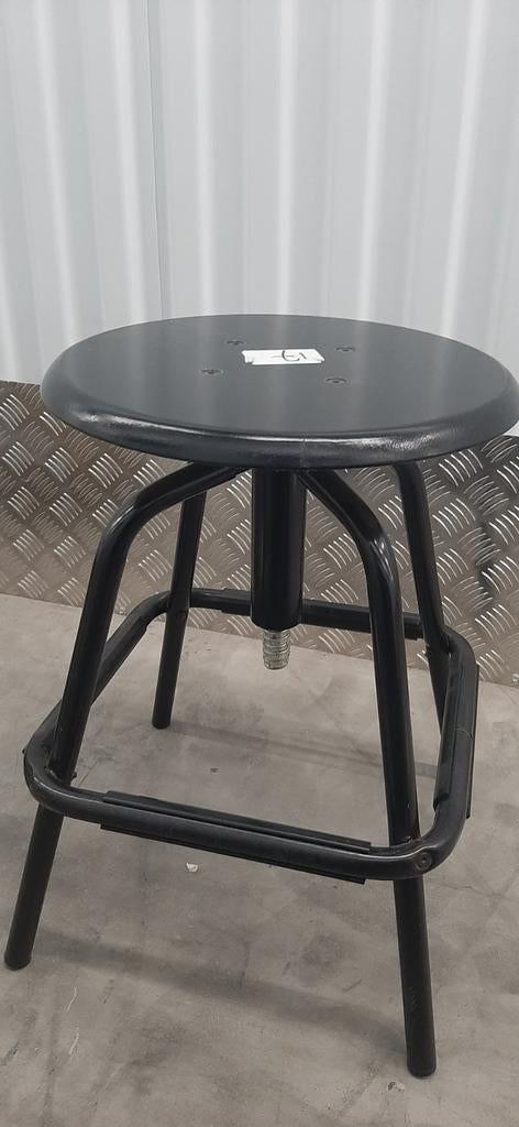 Zwarte kruk met houten zitting en metalen frame, Ophalen, In hoogte verstelbaar, Gebruikt, Hout