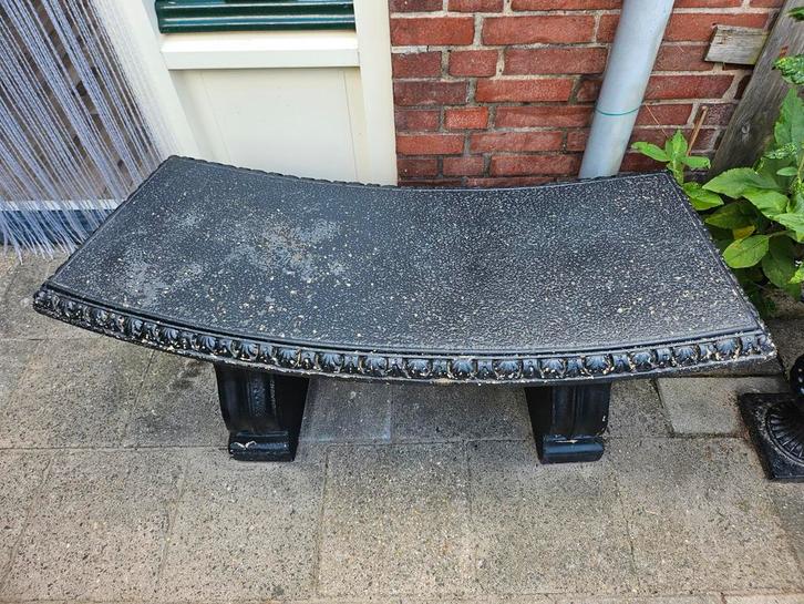 Massief stenen tafel met motief op de poten., Tuin en Terras, Tuintafels, Rechthoekig, Ophalen