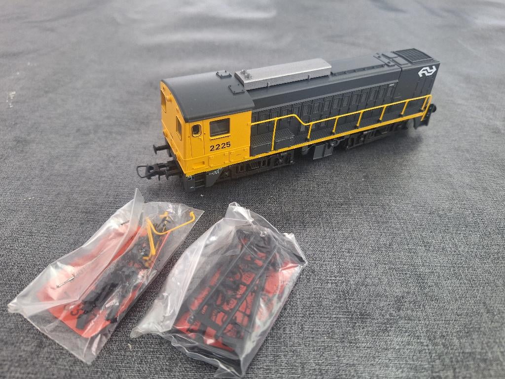 Roco ns 2200 gelijkstroom geel/grijs, Ophalen, Roco, Gelijkstroom, Locomotief