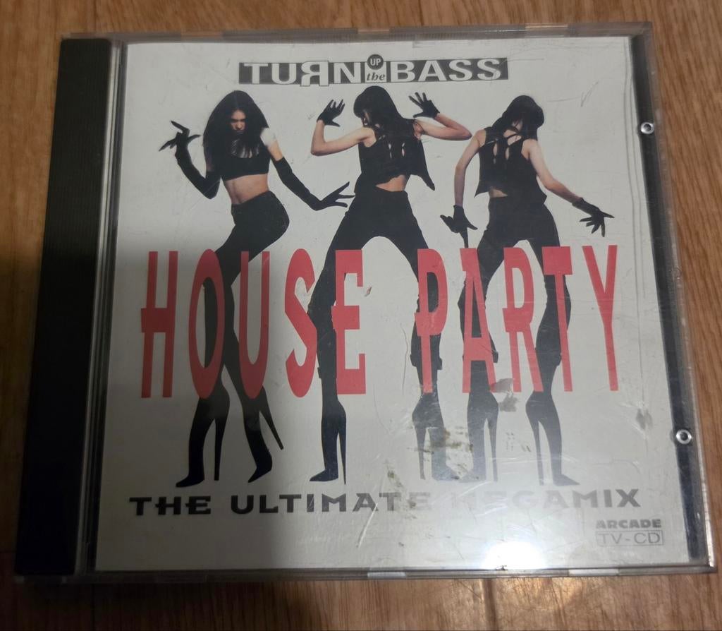 Turn Up The Bass House Party The Ultimate Megamix, Ophalen of Verzenden, Zo goed als nieuw, Dance Populair