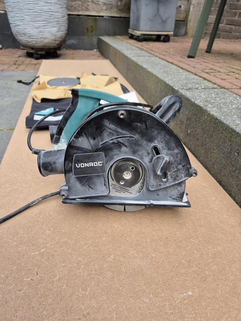 VONROC Sleuvenfrees - Krachtige Muurfrees 1700W, Ophalen