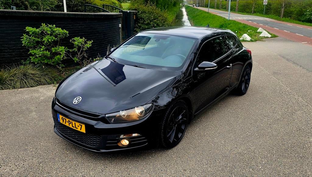 Volkswagen Sirocco Black edition uitv 2011 Zwart, Auto's, Voorwielaandrijving, 15 km/l, Zwart, 4 cilinders