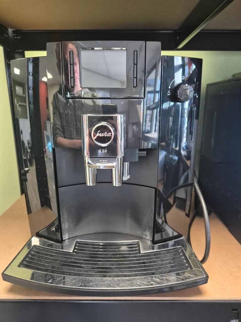 Jura E6/60 in l servicebeurt en garantie!, Ophalen, 10 kopjes of meer, Gemalen koffie, Koffiemachine