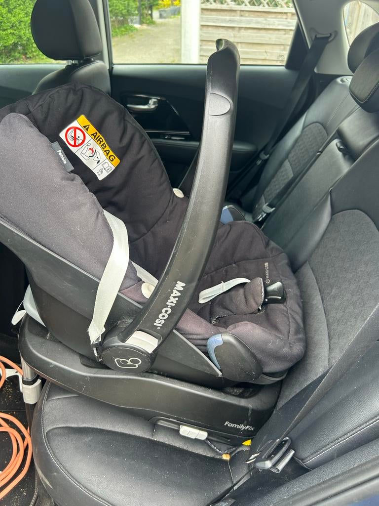 Maxi-Cosi Pebble autostoel met FamilyFix base, Autogordel of Isofix, Gebruikt, 0 t/m 13 kg, Maxi-Cosi