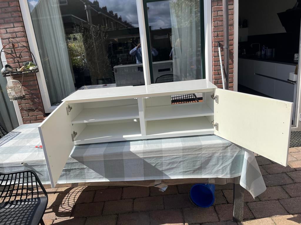 Wit tv-meubel met twee deuren, Huis en Inrichting, Kasten | Televisiemeubels, Overige materialen, Gebruikt, 100 tot 150 cm, Ophalen of Verzenden