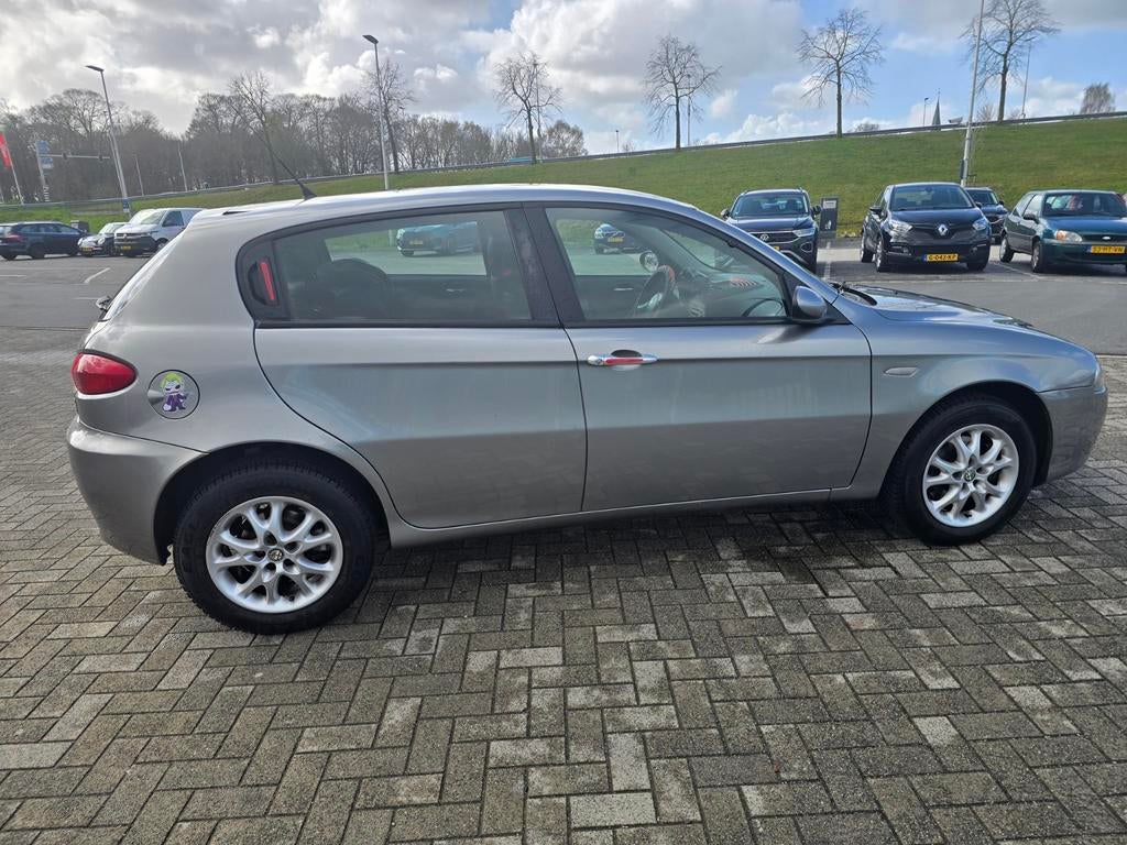 Alfa Romeo 147 1.6 T.spark 16V 77KW 5DR 2005 Grijs, Auto's, Voorwielaandrijving, 4 cilinders, 400 kg, Origineel Nederlands