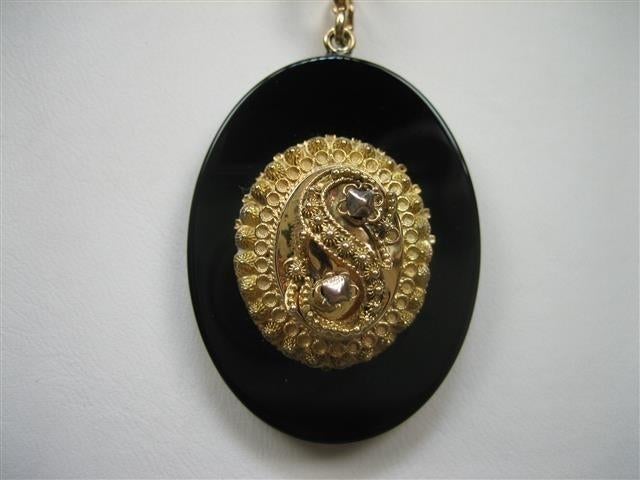 Antieke 18 Karaat Zeeuwse hanger op Onyx Tholen uit ca.1870, Sieraden, Tassen en Uiterlijk, Antieke sieraden, Hanger, Goud, Met edelsteen