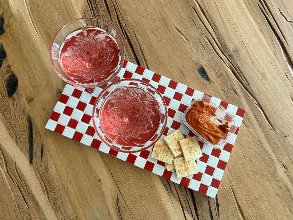 Handgemaakte Borrelplank - Rood/Wit geblokt, Snij-/serveerplank, Nieuw, Ophalen of Verzenden, Meerkleurig